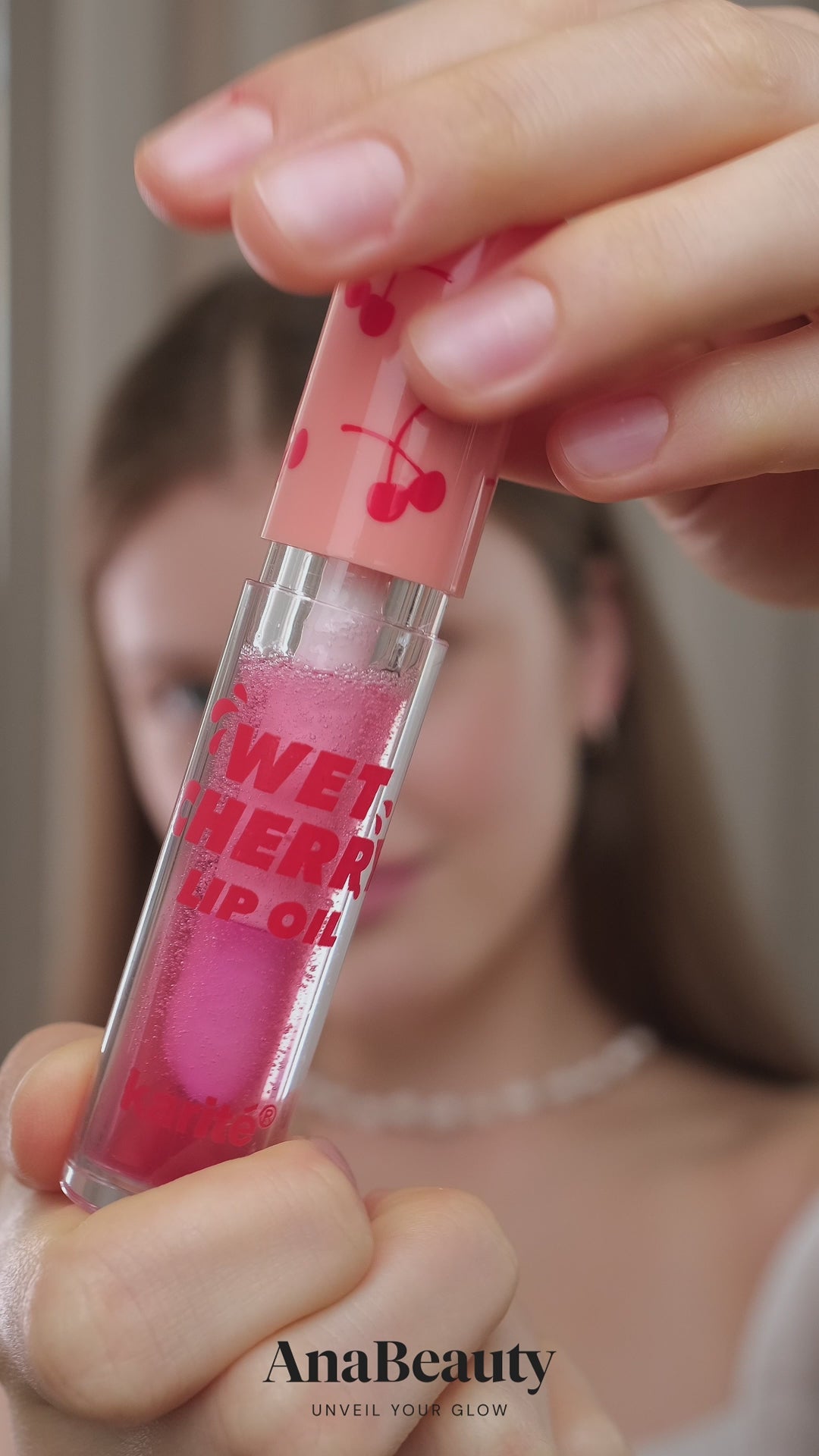 Załaduj wideo: Wet Cherry Lip Oil – Lśniący Olejek do Ust [Cherry]
