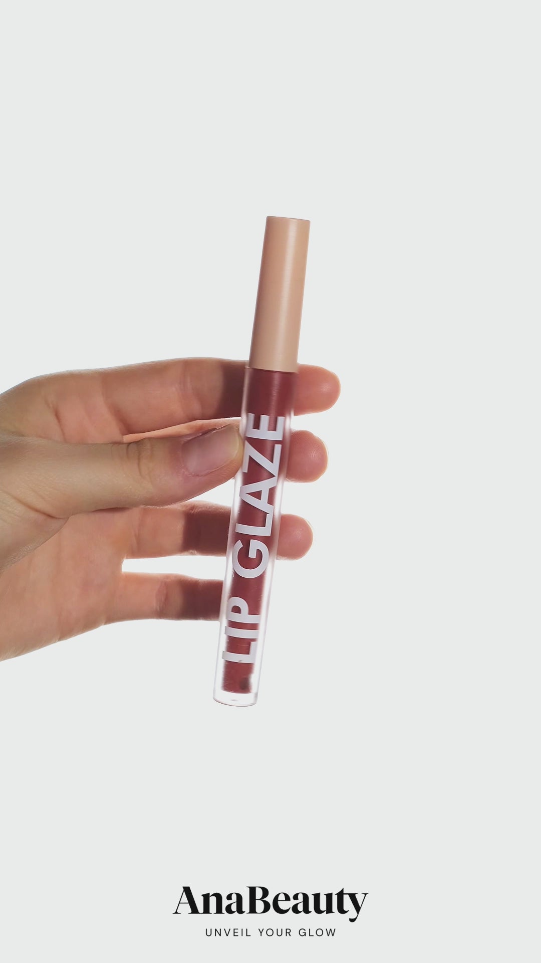 Załaduj wideo: Velvet Lip Glaze – Szminka do Ust o Aksamitnym Wykończeniu