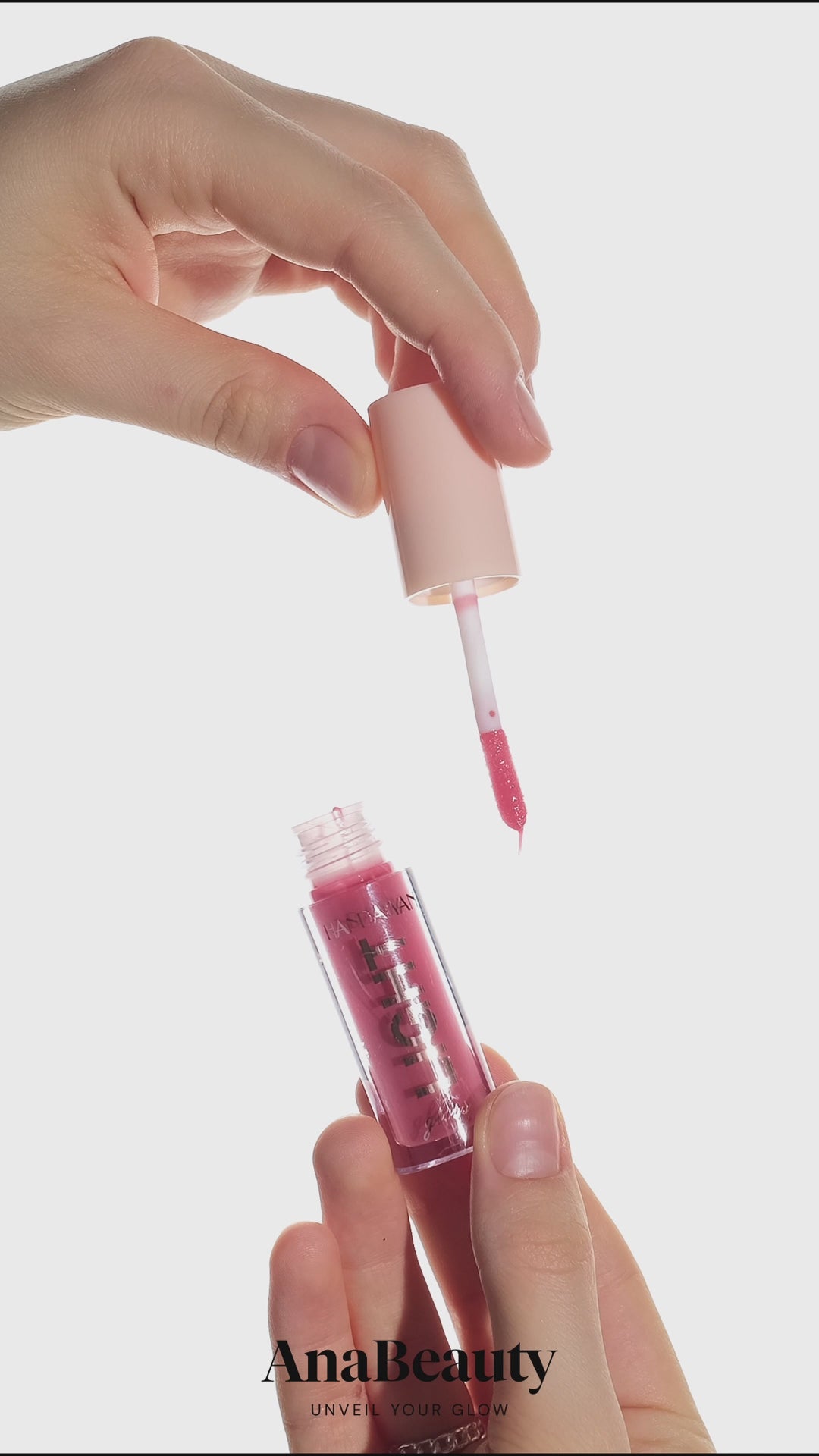 Załaduj wideo: HANDIYON Luxe Lips – Nasycony Błyszczyk [06 Sheer Cherry]